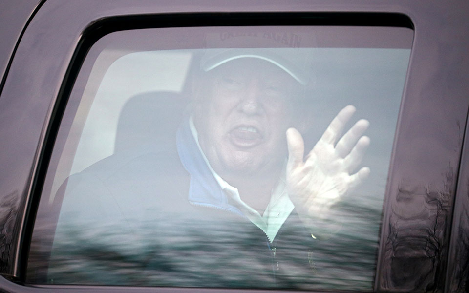 Ο Τραμπ αδιαφορεί για την πανδημία και προτιμά να παίξει γκολφ - Media