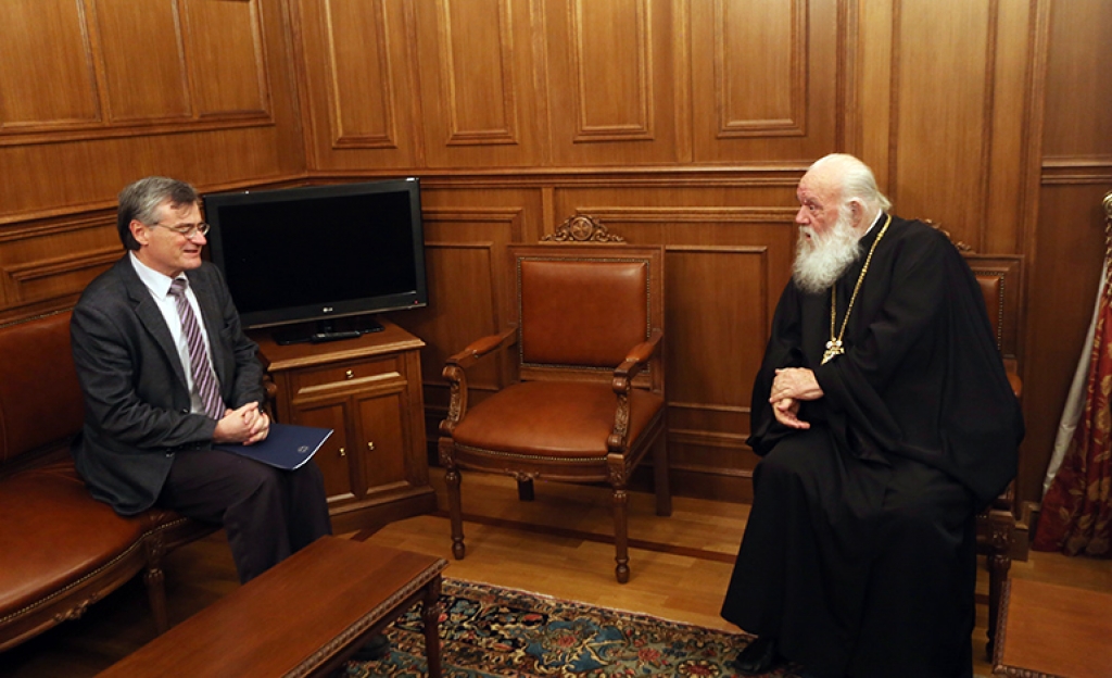 Η συνομιλία του Αρχιεπίσκοπου με τον Σωτήρη Τσιόδρα πριν από την εισαγωγή του στον Ευαγγελισμό - Media
