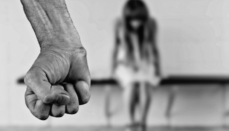 Χιλιάδες γυναίκες θύματα ενδοοικογενειακής βίας στην Ελλάδα της καραντίνας - Media