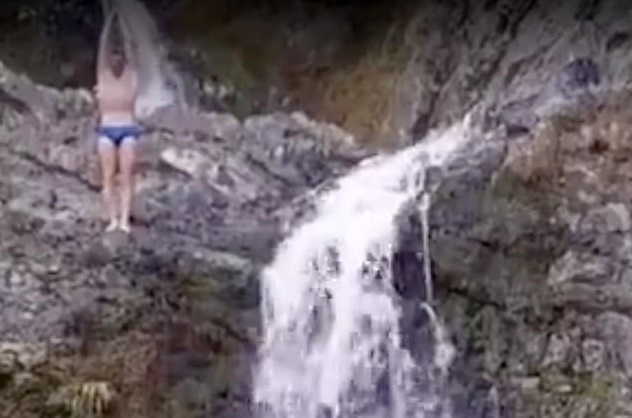 Η τρομακτική στιγμή που άνδρας κάνει βουτιά από καταρράκτη και προσγειώνεται με το κεφάλι στα βράχια (Video) - Media