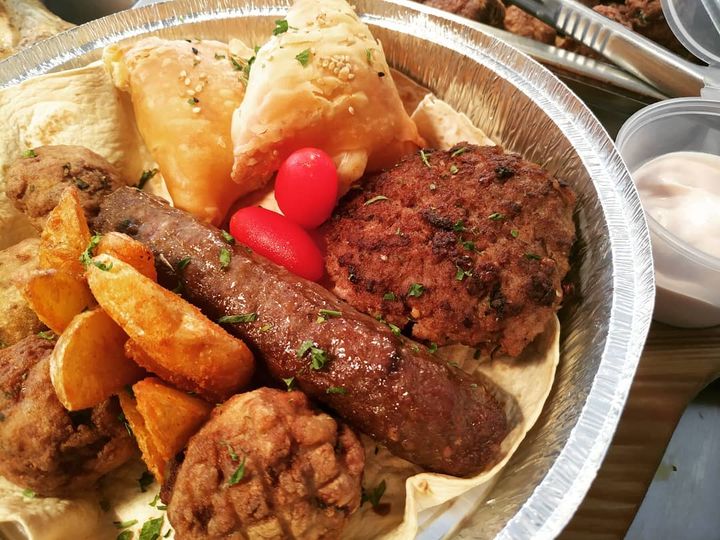 Βόλος:  Αγνόησε τις απαγορεύσεις και μετέτρεψε αποθήκη σε... ταβέρνα - Σέρβιρε φαγητό και ποτά - Media