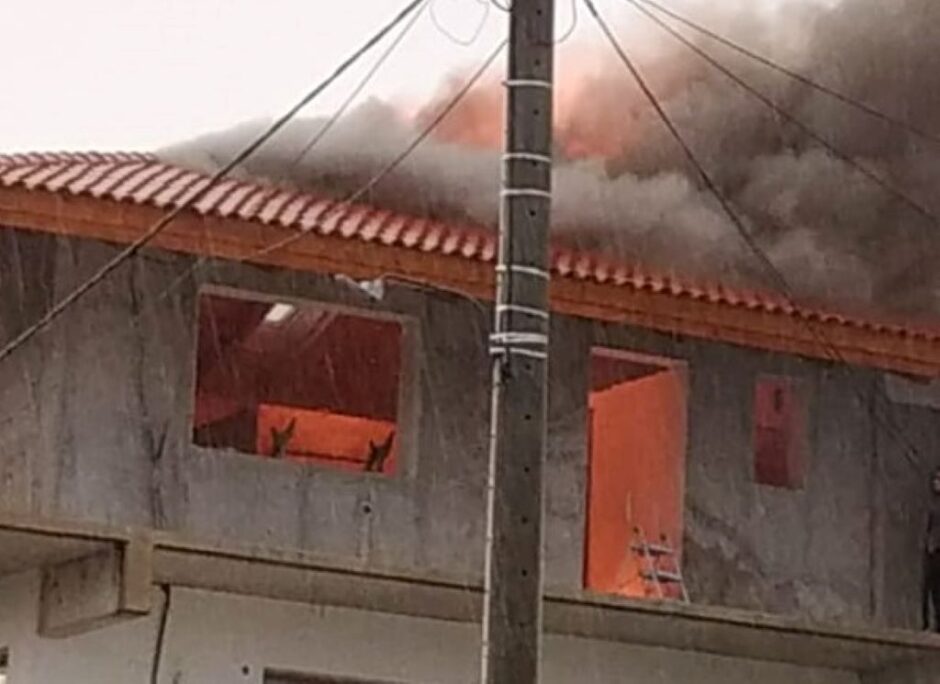 Κεραυνός έπεσε σε σπίτι στη Ρόδο - Ξέσπασε φωτιά (Photos) - Media