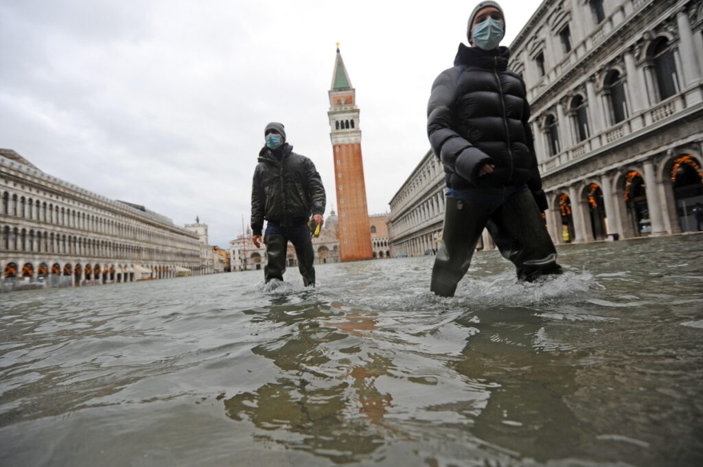Βουλιάζει ξανά η Βενετία – Το νερό στο γόνατο στην πλατεία Αγίου Μάρκου (Photos/Video) - Media