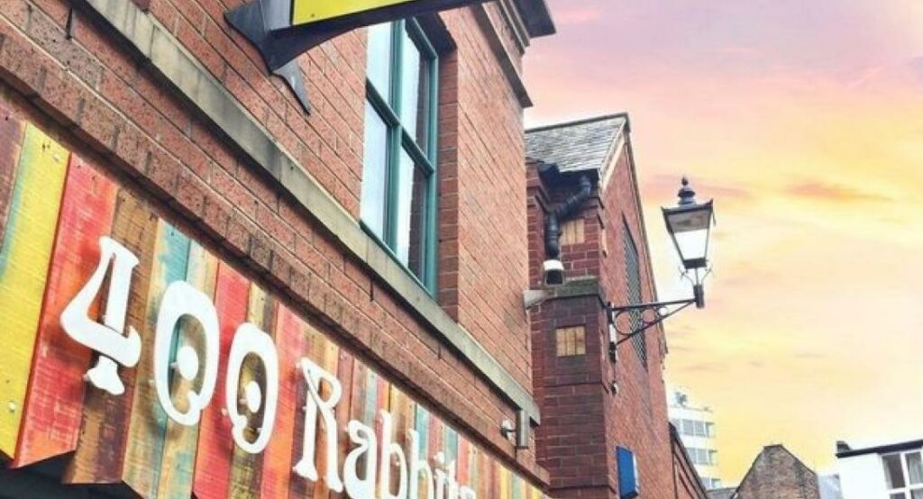 Αγγλία: Μετατρέπει το μπαρ του σε ναό για να «σπάσει» το lockdown! - Ιδρύει και τη δική του...θρησκεία (Photos) - Media