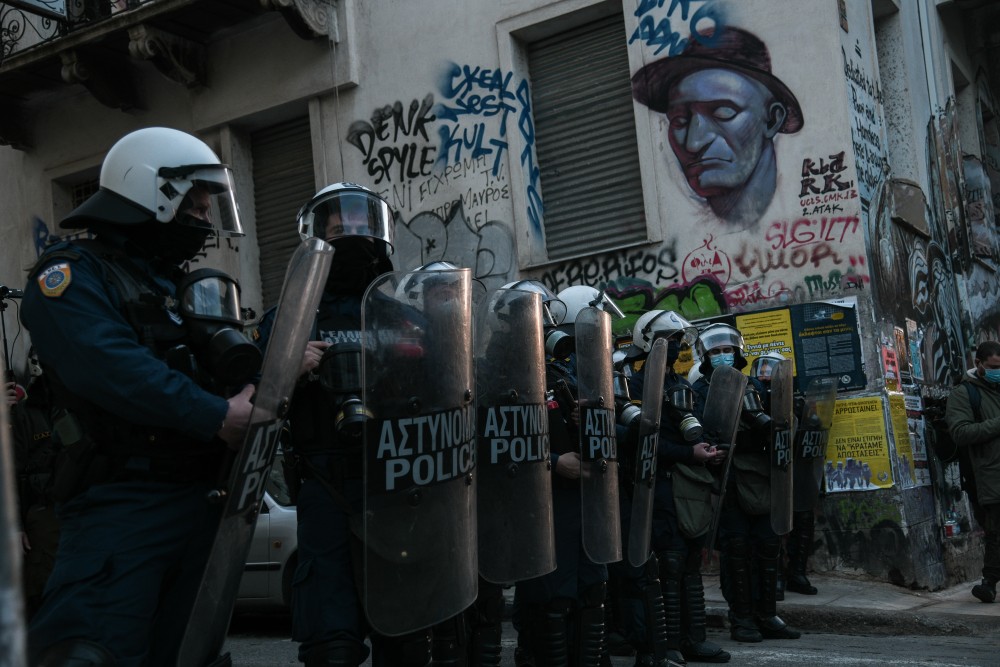 ΓΑΔΑ: Σε συνθήκες απόλυτου συνωστισμού οι συλληφθέντες για «παράβαση των μέτρων για τον κορωνοΐό» - Media