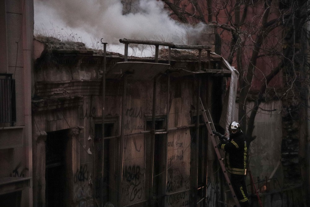 Πυρκαγιά σε εγκαταλελειμμένο σπίτι στην Ιπποκράτους - Media