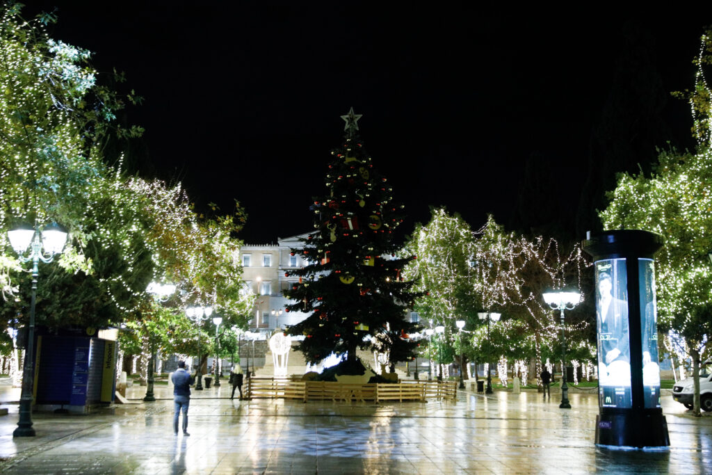 Στολίστηκε για τα Χριστούγεννα η πλατεία Συντάγματος (Photo) - Media