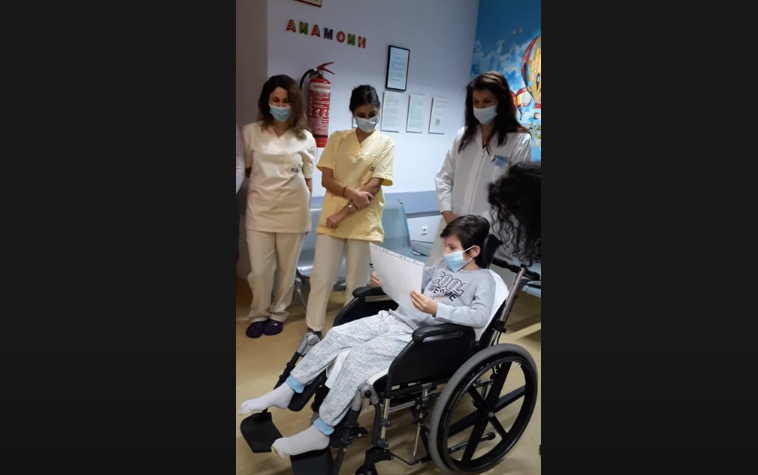 Κορωνοϊός: Χειροκροτήματα και δάκρυα χαράς για τον 8χρονο Γιάννη - Βγήκε νικητής από τη ΜΕΘ (Video) - Media