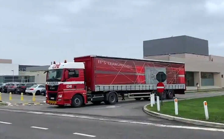 Έφυγαν από το Βέλγιο τα πρώτα φορτηγά με το εμβόλιο της Pfizer για τη Βρετανία (Video) - Media
