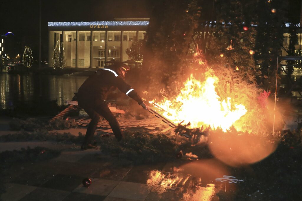 Νέο χάος στα Τίρανα για τη δολοφονία 25χρονου από αστυνομικό - Παραιτήθηκε ο ΥΠΕΣ - Media