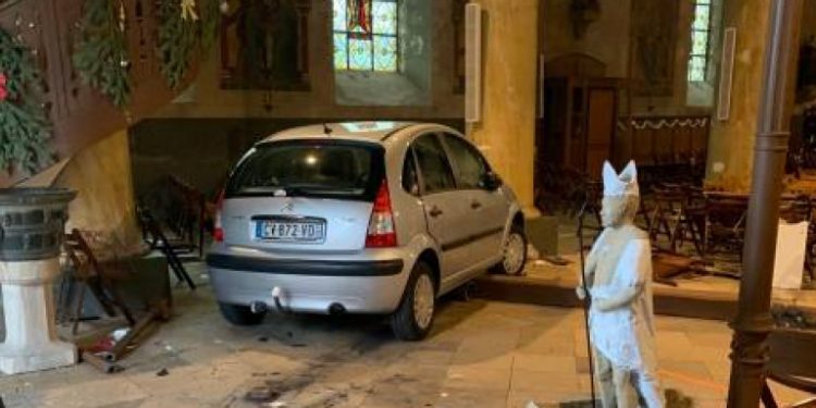 Γαλλία:  Μπέρδεψε το γκάζι με το φρένο και …«εισέβαλλε» με το ΙΧ μέσα σε εκκλησία - Media