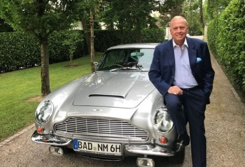 Κρύο χιούμορ Μητσοτάκη στο Υπουργικό για τον «Μπάντεν Μπάντεν» και την Aston Martin  - Media