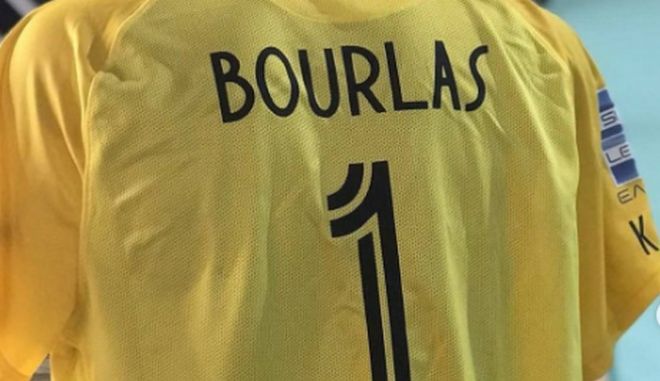 Άρης: Έστειλε φανέλα «Bourlas» στον CEO της Pfizer (Photo) - Media