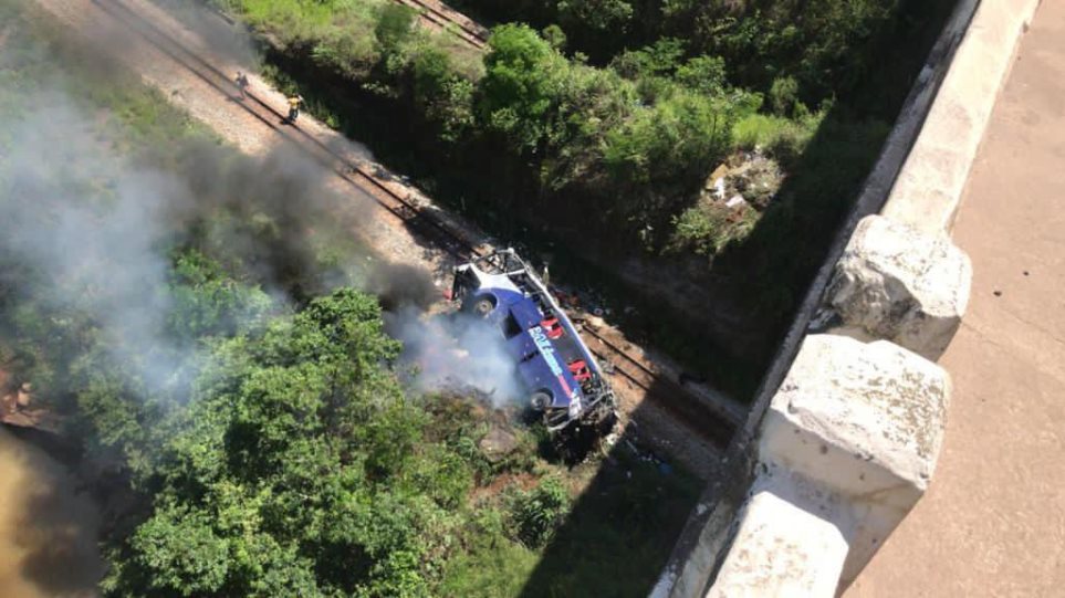 Λεωφορείο έπεσε απο μια οδογέφυρα στη Βραζιλία - Δέκα νεκροί (Video) - Media