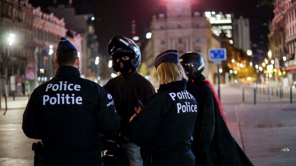 Σκάνδαλο στις Βρυξέλλές: Κορωνο-πάρτι με σεξ, ναρκωτικά και... διπλωμάτες διέλυσε η αστυνομία - Media