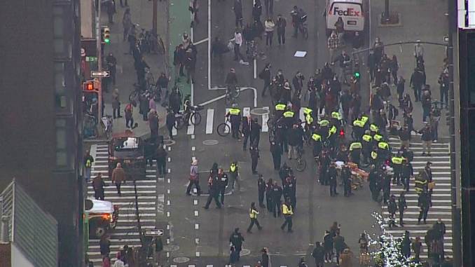 Νέα Υόρκη: Οδηγός έριξε το αμάξι του πάνω σε διαδηλωτές του Black Lives Matter – Έξι τραυματίες - Media