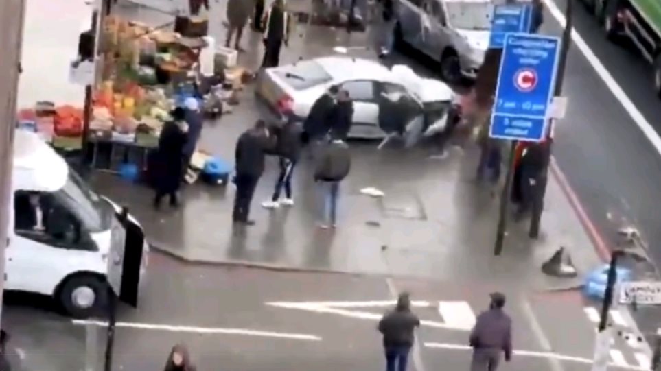 Λονδίνο: Αυτοκίνητο έπεσε πάνω σε πεζούς - Πληροφορίες για τραυματίες  - Media