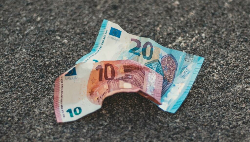 Κρήτη: Έβρεξε λεφτά! - Γέμισε… 20ευρα κεντρικός δρόμος του Ηρακλείου! (Photo) - Media