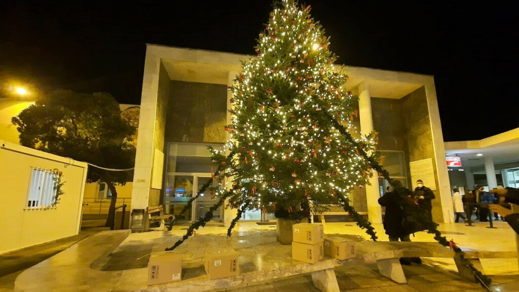 ΑΧΕΠΑ: Μήνυμα αισιοδοξίας με τη φωταγώγηση του χριστουγεννιάτικου δέντρου  - Media