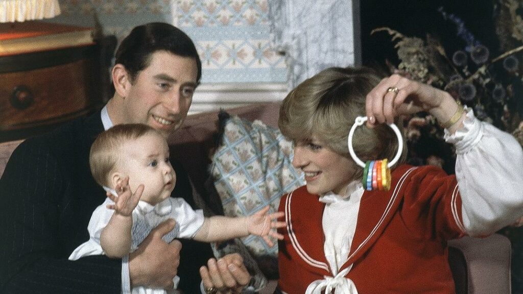 Ο τριών ετών πρίγκιπας Γουίλιαμ πουδράρει την πριγκίπισσα Νταϊάνα - Το άγνωστο βίντεο από το 1983 (Video) - Media