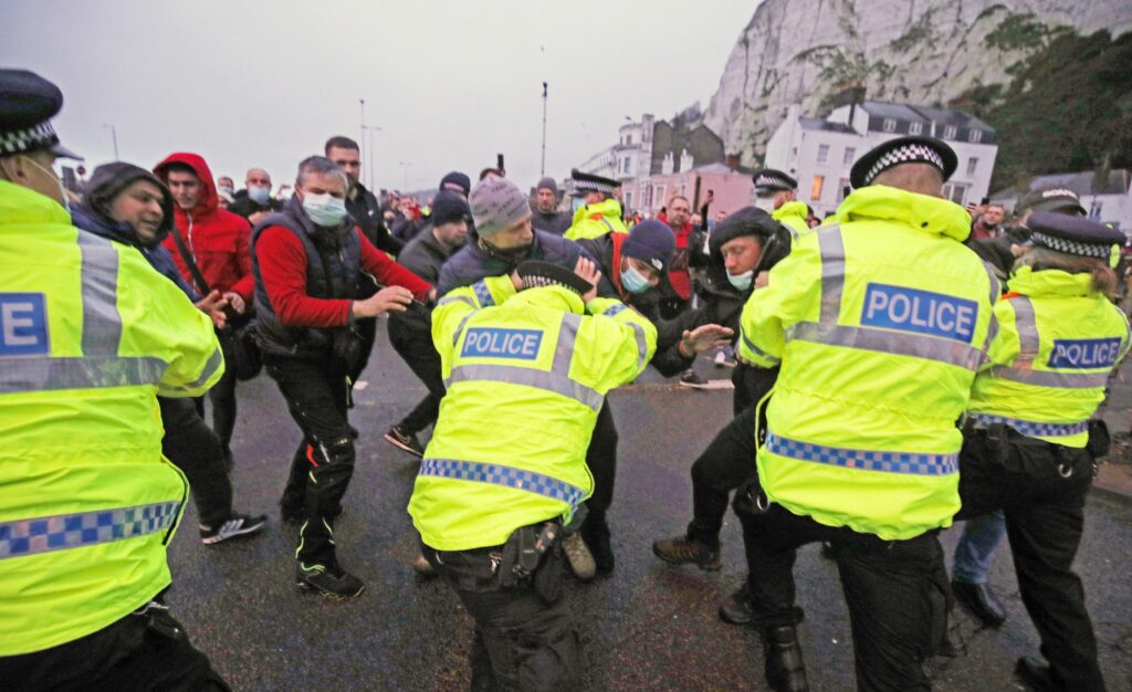 Βρετανία-Ντόβερ: Οργισμένοι οδηγοί συνεπλάκησαν με την αστυνομία - Πάνω από 10.000 αποκλεισμένα φορτηγά (Photos/Video) - Media