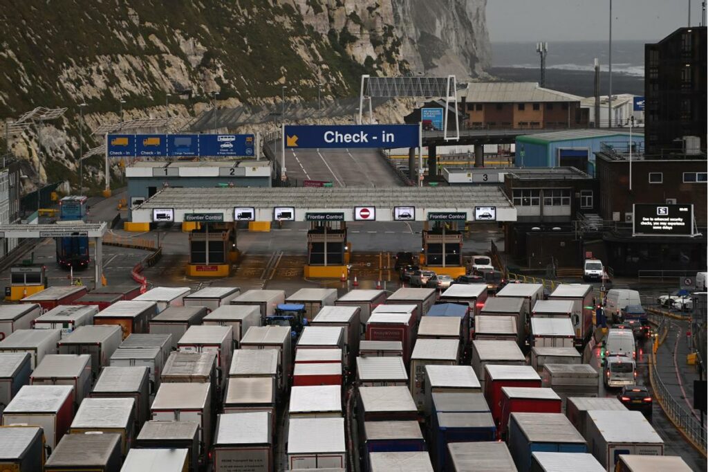 Βρετανία-Covid-19: Αναχώρησαν από το Ντόβερ 4.500 νταλίκες που είχαν μπλοκαριστεί από τις αρχές της εβδομάδας - Media