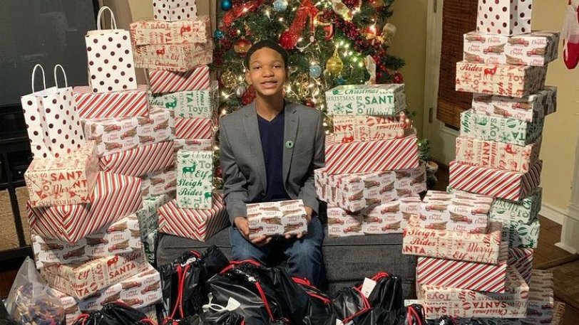 Συγκινητικό: 13χρονος μάζεψε 5.000 και πήρε δώρα σε παιδιά άπορων οικογενειών! (Photo) - Media