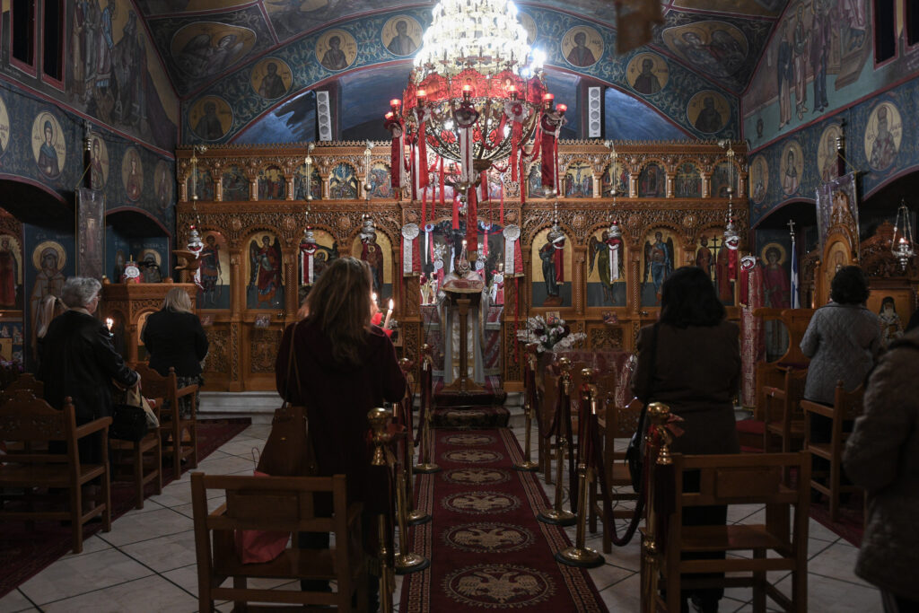 Πάτρα: Πάνε στην εκκλησία 4 τα ξημερώματα για να κοινωνήσουν - Media