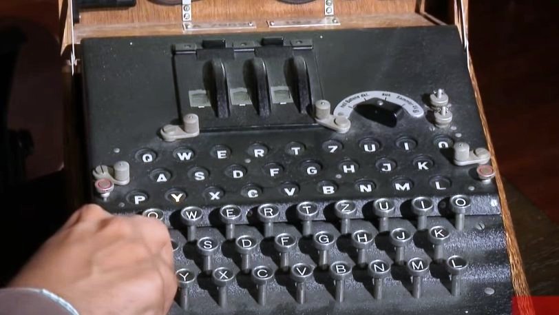 «Enigma»: Η μηχανή κρυπτογράφησης των Ναζί που βρέθηκε στην Βαλτική Θάλασσα - Ποιος ήταν ο Άλαν Τούρινγκ που έσπασε τον κώδικα (Video) - Media