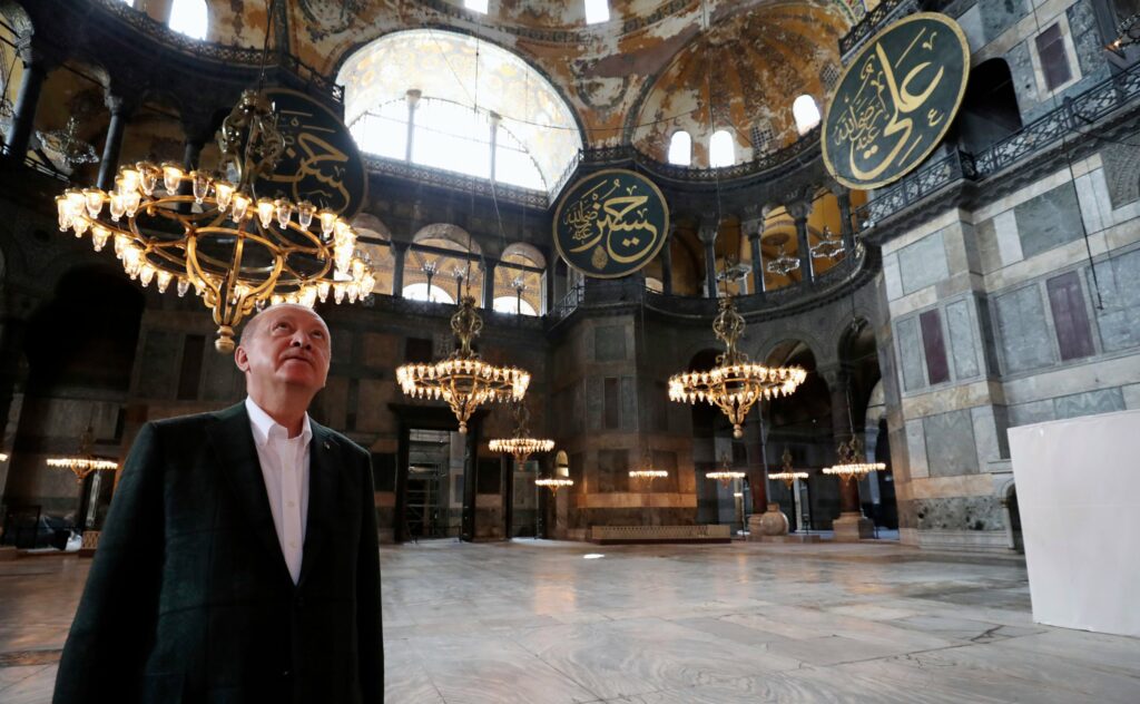 Το... χαβά του ο Ερντογάν: Πίνακα με απόσπασμα από το Κοράνι δώρησε στην Αγία Σοφία (Photo) - Media