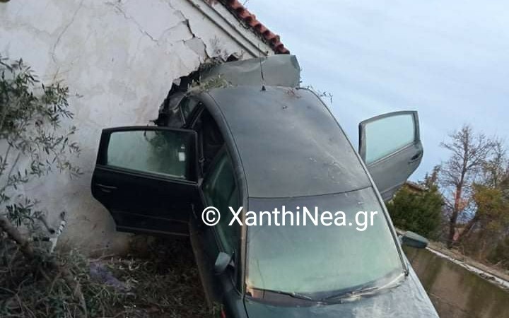 Ξάνθη: Αυτοκίνητο που καταδίωκε η ΕΛΑΣ έπεσε σε τοίχο σπιτιού γκρεμίζοντάς τον (Photos) - Media