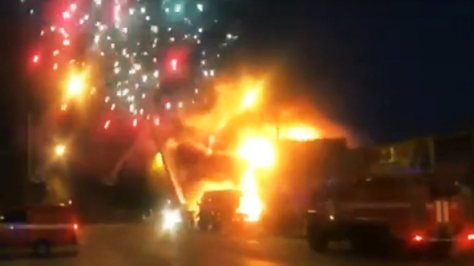 Ρωσία: Έγινε η νύχτα μέρα από χιλιάδες πυροτεχνήματα – Φωτιά κατέστρεψε το μαγαζί που τα πουλούσε ( Photo/Video) - Media