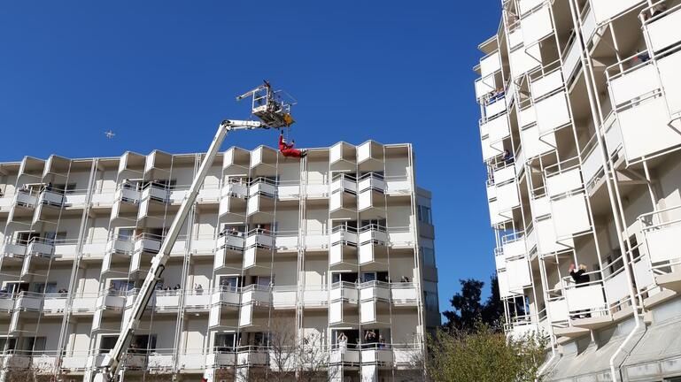 Νοσοκομείο Ηρακλείου: Αγιος Βασίλης «κρεμάστηκε» από γερανοφόρο της Πυροσβεστικής για να μοιράσει δώρα (Photos) - Media