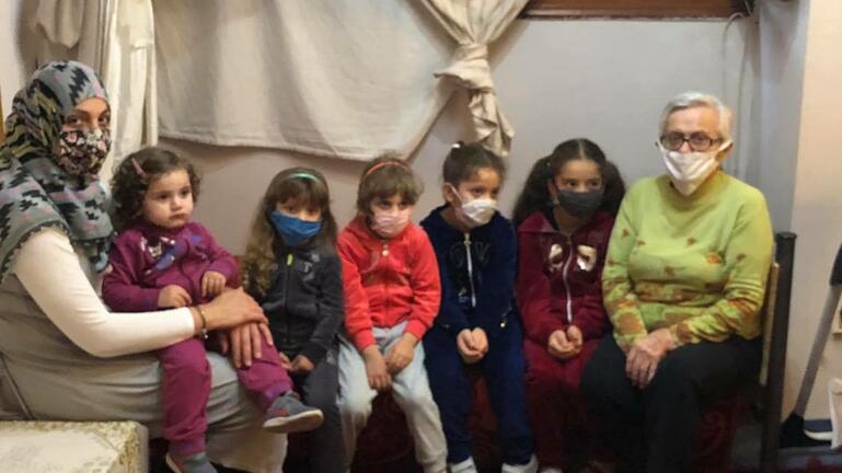Η γιαγιά και τα πέντε μικρά «εγγονάκια» της από τη Συρία (Photo) - Media