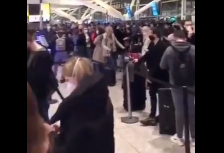 Λονδίνο: Συνωστισμός στο αεροδρόμιο Χίθροου, όπου φύγει-φύγει λόγω μετάλλαξης του κορωνοϊού (Video) - Media