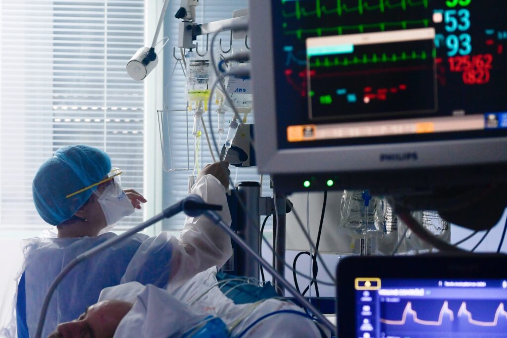 Κορωνοϊός: Νεκροί 24χρονος και 28χρονος σε Πάτρα και Λάρισα - Media