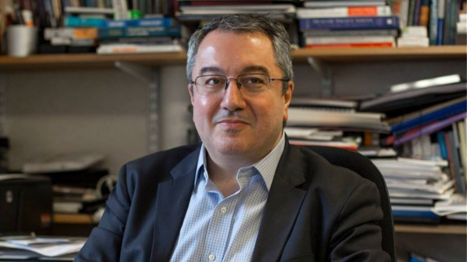 Μόσιαλος: Δεν γνωρίζουμε αν τα εμβόλια εμποδίζουν τη διασπορά της νόσου  - Media