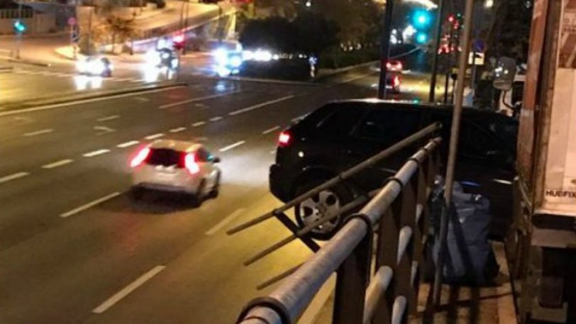 Απίστευτο τροχαίο στην Βουλιαγμένης: Τζιπάκι εκτροχιάστηκε και κρεμόταν στον δρόμο (Photo) - Media