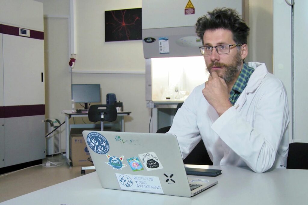 Θρίλερ στη Ρωσία: Νεκρός επιστήμονας που συμμετείχε στην έρευνα για το εμβόλιο του κορωνοϊού - Έπεσε από τον 14ο όροφο μόνο με τα εσώρουχά του - Media