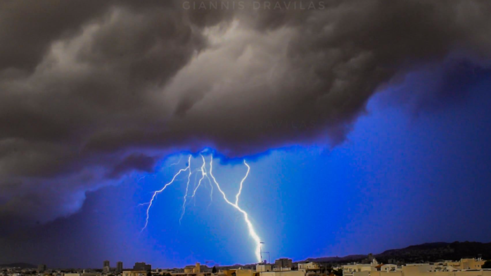 Αττική: Εντυπωσιακή φωτογραφία τη στιγμή που κεραυνός «χτυπάει» το Χαλάνδρι (Photo) - Media