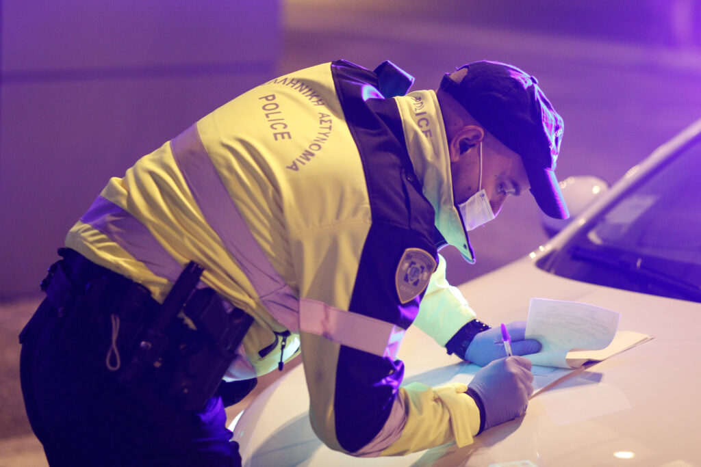 Ο αστυνομικός που δεν άντεξε να «κόψει» πρόστιμο σε ηλικιωμένη – Είχε βγει να δει τη στολισμένη Αθήνα - Media