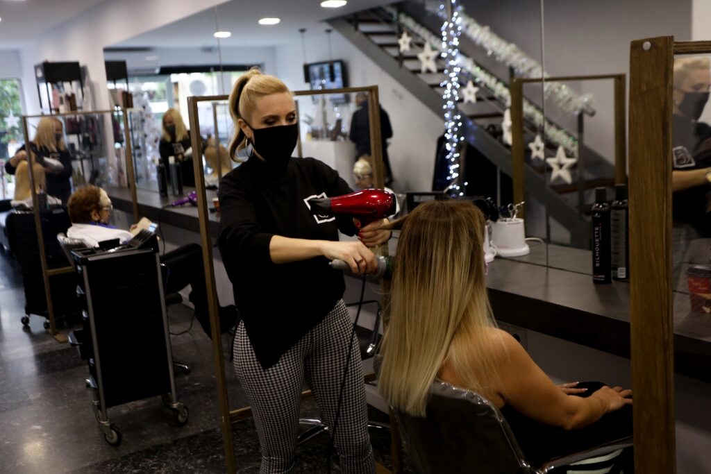 Κοσμοσυρροή στα κομμωτήρια - Μουδιασμένοι οι καταναλωτές με το «click away» (Photos) - Media