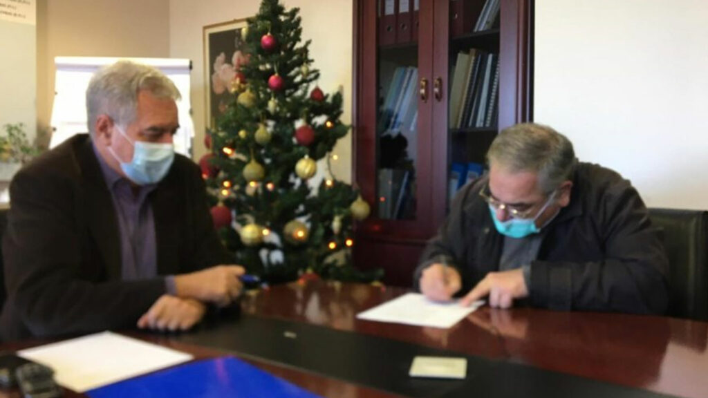 Ο Γιώργος Λαμπρούλης υπέγραψε τη σύμβαση συνεισφοράς στο Γενικό Νοσοκομείο Λάρισας - Media