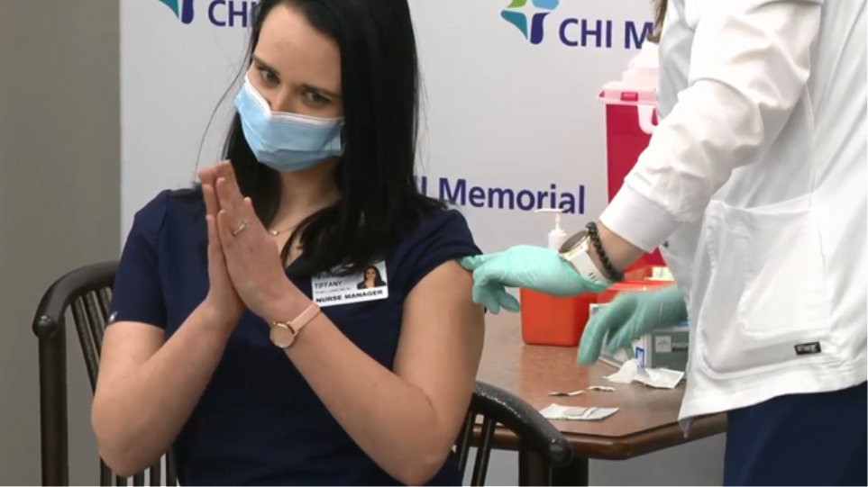 Νοσοκόμα λιποθύμησε αμέσως μετά αφότου έκανε το εμβόλιο (Video) - Media