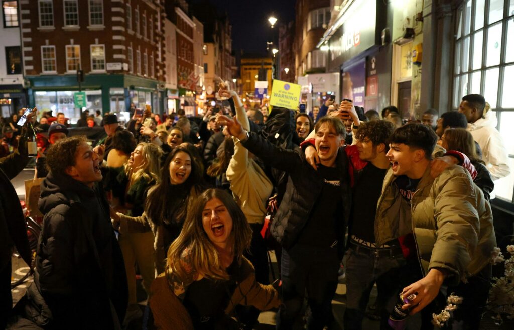 Λονδίνο: Γέμισαν παμπ και εστιατόρια το τελευταίο βράδυ πριν το νέο lockdown (Photos) - Media