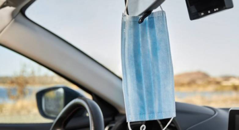 Το λάθος που κάνουμε οι περισσότεροι: Γιατί δεν πρέπει να κρεμάμε τη μάσκα στον καθρέφτη του Ι.Χ. - Media