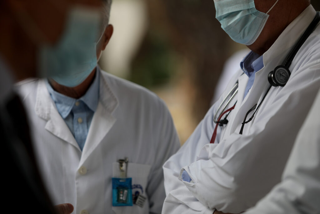 Κορωνοϊός: Επταπλάσιος κίνδυνος σοβαρής λοίμωξης για το υγειονομικό προσωπικό, τριπλάσιος για τους άνδρες - Media