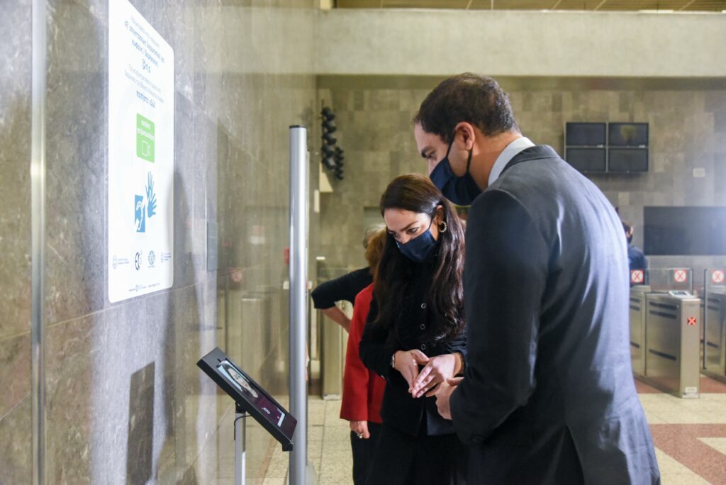 Μετρό Συντάγματος: Εγκαίνια σταθμού βιντεοεπικοινωνίας για κωφούς και βαρήκοους (Photos)  - Media