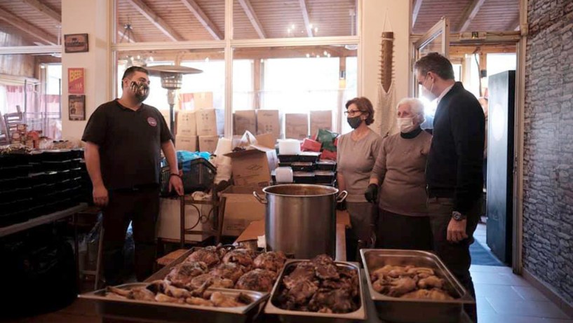 Γεύματα σε άπορους στο Κερατσίνι μοίρασε ο Μητσοτάκης (Photos) - Media