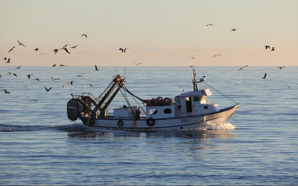 Κρήτη: Ψαράδες καθαρίζουν από χιλιάδες κιλά πλαστικό τον βυθό στη Σούδα!  - Media